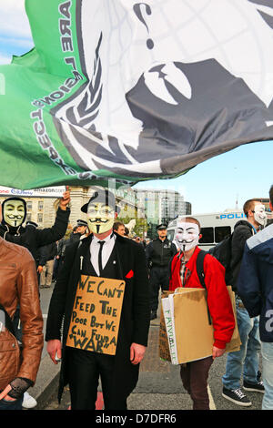 London, UK. 4. Mai 2013. Demonstranten bei der anonymen UK gegen Sparpolitik Demonstration auf Westminster Bridge, London, England. Bildnachweis: Paul Brown / Alamy Live News Stockfoto