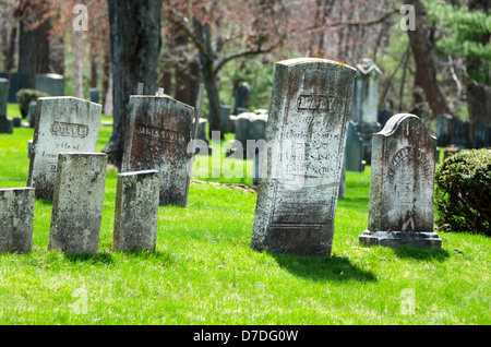 Hellen grünen Rasen springt um antike Grabsteine auf einem alten Friedhof, Saco, Maine. Stockfoto