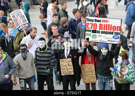 London, UK. 4. Mai 2013. Die Demonstranten tragen Masken bei der anonymen UK gegen Sparpolitik Demonstration, London, England. Bildnachweis: Paul Brown / Alamy Live News Stockfoto