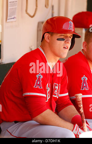 1. Mai 2013 - Oakland, CA, Vereinigte Staaten von Amerika - 1. Mai 2013: Los Angeles Angels Outfielder Mike Trout während der Aktion in einem Hauptliga-Baseball-Spiel gegen die Athletics O.co Coliseum in Oakland, Kalifornien. Stockfoto