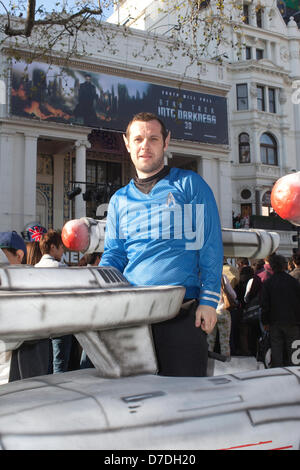 London, UK. 2. Mai 2013.  Ultimative Trekkie Fan Rob Wixey von Ealing, London, kommt bei Star Trek Into The Darkness Premiere mit seinen hausgemachten Seifenkiste Starship, denen er an der Red Bull Seifenkistenrennen im Alexandra Palace am Sonntag 14. Juli Rennen sein. © Westpix.co.uk / Alamy Live News Stockfoto