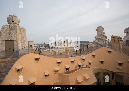 Auf dem Dach Schornsteine von Gaudis La Pedrera - Barcelona, Spanien. Stockfoto