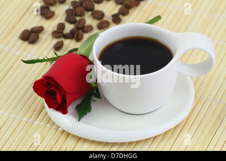 Tasse schwarzen Kaffee und rote rose Stockfoto