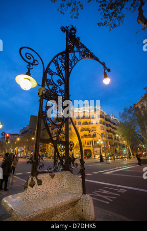 Lampost am Passeig de Gracia vor Gaudis La Pedrera - Barcelona, Spanien. Stockfoto
