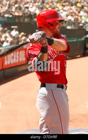 1. Mai 2013 - Oakland, CA, Vereinigte Staaten von Amerika - 1. Mai 2013: Los Angeles Angels Outfielder Josh Hamilton während der Aktion in einem Hauptliga-Baseball-Spiel gegen die Athletics O.co Coliseum in Oakland, Kalifornien. Stockfoto