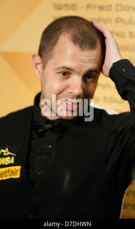 04.05.2013 - SHEFFIELD, ENGLAND - Barry Hawkins behauptete die letzten vier Frames die von Tonights Abschlusssitzung, Ricky Walden an 17-12 zu schlagen. Er spielt Ronnie OSullivan in 2013 Finale der World Snooker, in den Tiegel. Stockfoto