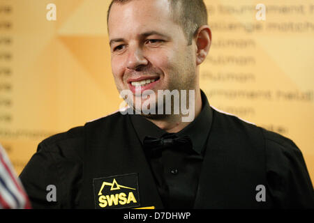 04.05.2013 - SHEFFIELD, ENGLAND - Barry Hawkins behauptete die letzten vier Frames die von Tonights Abschlusssitzung, Ricky Walden an 17-12 zu schlagen. Er spielt Ronnie OSullivan in 2013 Finale der World Snooker, in den Tiegel. Stockfoto