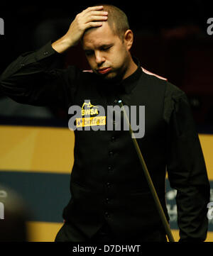 04.05.2013 - SHEFFIELD, ENGLAND - Barry Hawkins behauptete die letzten vier Frames die von Tonights Abschlusssitzung, Ricky Walden an 17-12 zu schlagen. Er spielt Ronnie OSullivan in 2013 Finale der World Snooker, in den Tiegel. Stockfoto
