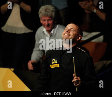 04.05.2013 - SHEFFIELD, ENGLAND - Barry Hawkins behauptete die letzten vier Frames die von Tonights Abschlusssitzung, Ricky Walden an 17-12 zu schlagen. Er spielt Ronnie OSullivan in 2013 Finale der World Snooker, in den Tiegel. Stockfoto