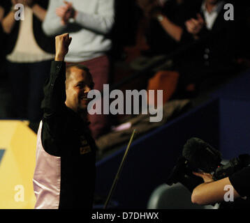 04.05.2013 - SHEFFIELD, ENGLAND - Barry Hawkins behauptete die letzten vier Frames die von Tonights Abschlusssitzung, Ricky Walden an 17-12 zu schlagen. Er spielt Ronnie OSullivan in 2013 Finale der World Snooker, in den Tiegel. Stockfoto