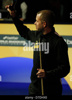 04.05.2013 - SHEFFIELD, ENGLAND - Barry Hawkins behauptete die letzten vier Frames die von Tonights Abschlusssitzung, Ricky Walden an 17-12 zu schlagen. Er spielt Ronnie OSullivan in 2013 Finale der World Snooker, in den Tiegel. Stockfoto