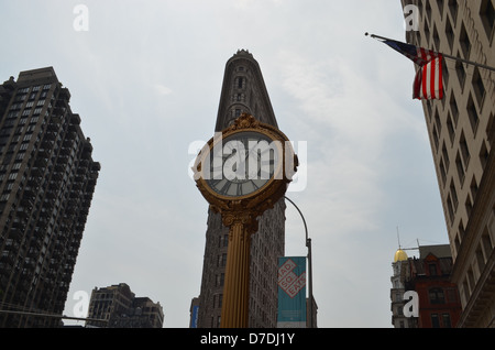 Uhr und dem Flatiron Building in New York City Stockfoto