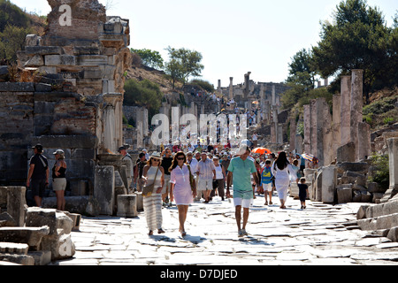 Touristen, die auf Kuretes Straße in Ephesus, Izmir, Türkei Stockfoto