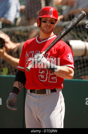 1. Mai 2013 - Oakland, CA, Vereinigte Staaten von Amerika - 1. Mai 2013: Los Angeles Angels Outfielder Josh Hamilton während der Aktion in einem Hauptliga-Baseball-Spiel gegen die Athletics O.co Coliseum in Oakland, Kalifornien. Stockfoto