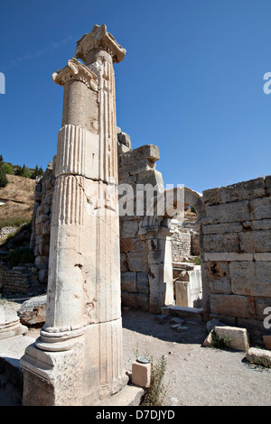Spalten und Tor im Odeion, Ephesus, Izmir, Türkei Stockfoto