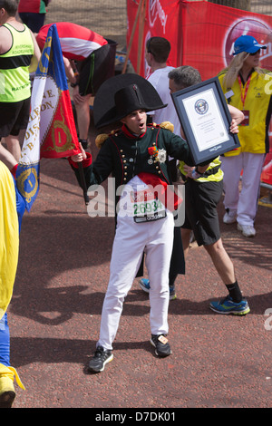 London Virgin Marathon 2013, Guinness World Record Attempt, schnellste Mann läuft in einer Uniform, Napoleon Stockfoto