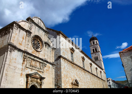 Franziskanerkloster in Dubrovnik Stradun Straße mit dramatischer Himmel im Hintergrund Stockfoto