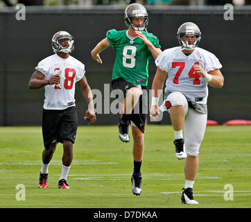 4. Mai 2013 - Tampa, Florida, USA - DANIEL WALLACE |   Times.Wide Empfänger Tim Wright (18), quarterback Mike Glennon (8) und center Kyle Ritt (74) laufen Bohrer während Tampa Bay Buccaneers Rookie Mini-Camp an einem Buc Ort am Samstag. (Kredit-Bild: © Daniel Wallace/Tampa Bay Times/ZUMAPRESS.com) Stockfoto