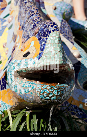 Eidechse-Skulptur am Parc Güell von Antonio Gaudí. Barcelona. Katalonien, Spanien. Stockfoto