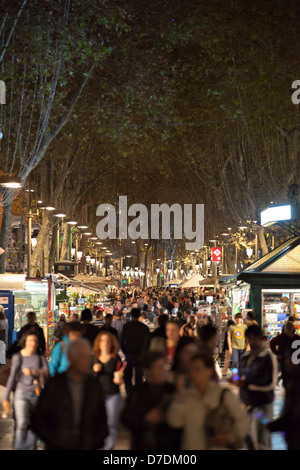 Touristen besuchen La Rambla Straße in der Nacht in Barcelona, Spanien Stockfoto