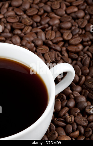 Eine Tasse Kaffee auf Kaffeebohnen Stockfoto