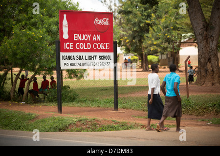 Coca-Cola gesponserte Schule anmelden Iganga, Uganda, Ostafrika. Stockfoto