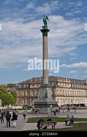 Ein Blick aus dem täglichen Leben im Quadrat Schloßplatz am 26. Aprill. Siegessäule und quadratischen Schloßplatz in Stuttgart, Deutschland Stockfoto