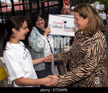 Charleston, South Carolina, USA. 4. Mai 2013. ELIZABETH COLBERT BUSCH, Kandidat der Demokraten für South Carolinas 1. Kongreßbezirk, trifft Wähler Charlestons Cinco De Mayo Festival. (Bild Kredit: Kredit: Brian Cahn/ZUMAPRESS.com/Alamy Live-Nachrichten) Stockfoto