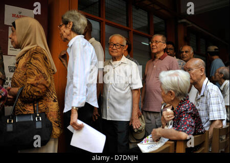 Kuala Lumpur, Malaysia. 5. Mai 2013. Malaysische Wähler Schlange vor einem Wahllokal, ihren Stimmzettel in Kuala Lumpur zu werfen. Malaysier gestimmt 5.Mai im allgemeinen Wahlen in der härteste Test der Regierungskoalition 56 jährigen Griff macht in Southeast Asia drittgrößte Wirtschaft könnte. (Bild Kredit: Kredit: Najjua Zulkefli/ZUMAPRESS.com/Alamy Live-Nachrichten) Stockfoto