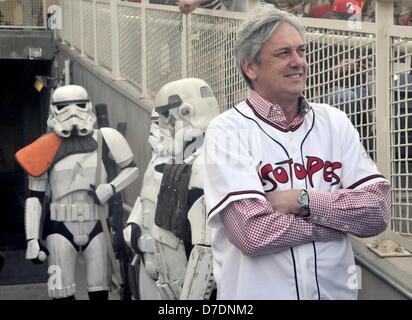 4. Mai 2013 - Albuquerque, NEW MEXICO, USA - Greg Sorber--am 4. Mai war mit Lobo Trainer Craig Neal vor dem Spiel der Isotope im Isotope Park am Samstag, 4. Mai 2013.  Nach hängen mit den Star Wars-Charaktere, Neal warf den ersten Pitch als Lobo-Spieler und Trainer wurden eingeführt, um die Menge. (Kredit-Bild: © Greg Sorber/Albuquerque Journal/ZUMAPRESS.com) Stockfoto