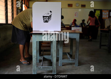 Kuala Lumpur, Malaysia. 5. Mai 2013. Ein malaysischer Wähler markiert seinen Stimmzettel in einem Wahllokal in Kuala Lumpur. Malaysier gestimmt 5.Mai im allgemeinen Wahlen in der härteste Test der Regierungskoalition 56 jährigen Griff macht in Southeast Asia drittgrößte Wirtschaft könnte. (Bild Kredit: Kredit: Najjua Zulkefli/ZUMAPRESS.com/Alamy Live-Nachrichten) Stockfoto