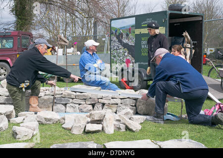 Leyburn, Yorkshire, Großbritannien. 4. Mai 2013. Demonstration der Trockenmauer bauen in den Dales Festival of Food, Leyburn, Yorkshire, Großbritannien Stockfoto