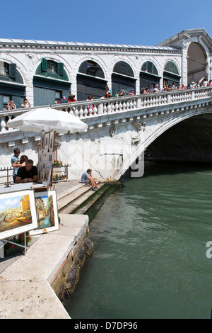 Venedig, Italien - 14. August 2012: Touristen auf Rialto-Brücke in Venedig, Italien Stockfoto