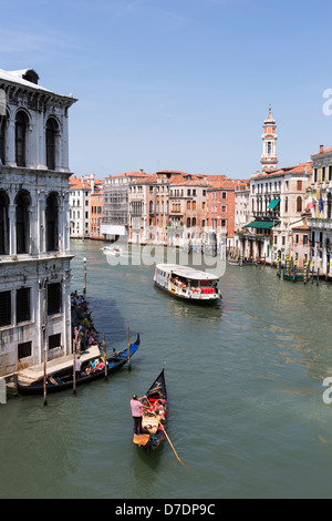 Venedig, Italien - 14. August 2012: Touristen und Gondeln in Venedig. Stockfoto