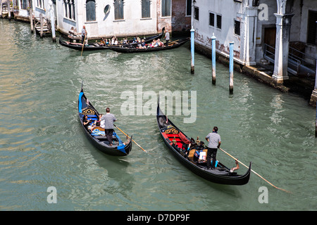 Venedig, Italien - 14. August 2012: Touristen und Gondeln in Venedig. Stockfoto