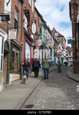 Passanten, die steilen Hügel Lincoln, England, UK Stockfoto