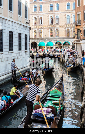 Venedig, Italien - 14. August 2012: Touristen und Gondeln in Venedig Stockfoto