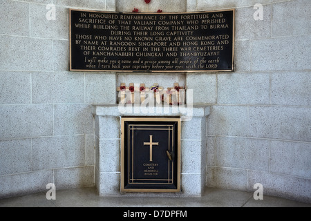 Friedhof Kanchanaburi. Die Krypta der 2. Und die Erinnerungstafel des alliierten Kriegsgefangenen am Eingang des Friedhofs. Thailand S. E. Asien Stockfoto