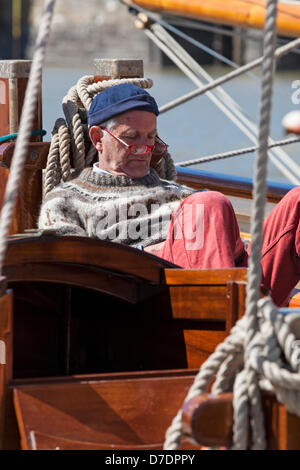 Barry Island, Wales, UK 4. Mai 2013. Eine traditionelle Bristolkanal Pilot Cutter-Crew-Mitglied entspannt in der Sonne, nachdem Rennen wegen schwerer See. Bildnachweis: David Broadbent/Alamy Live-Nachrichten Stockfoto