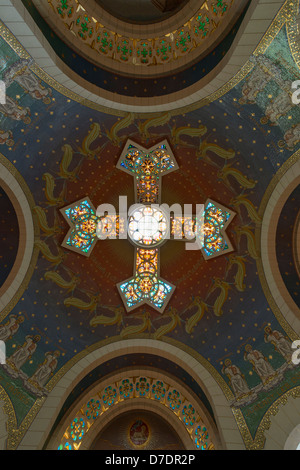 Glasmalerei-Kreuz in das Dach der Kirche von St. Peter in Gallicantu, Jerusalem Stockfoto
