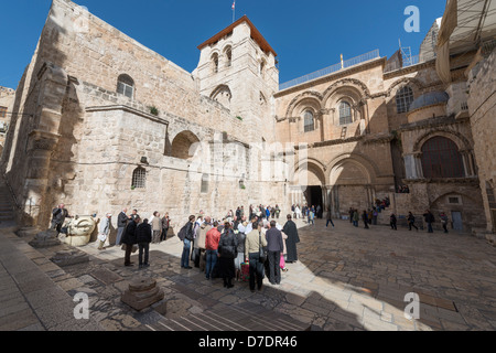 Kirche des Heiligen Grabes in Jerusalem mit Touristen und Pilger außerhalb Stockfoto