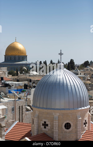 Die Altstadt von Jerusalem Skyline vom Dach des Österreichischen Hospizes mit der Kuppel des Felsens und armenische Kathedrale angesehen Stockfoto