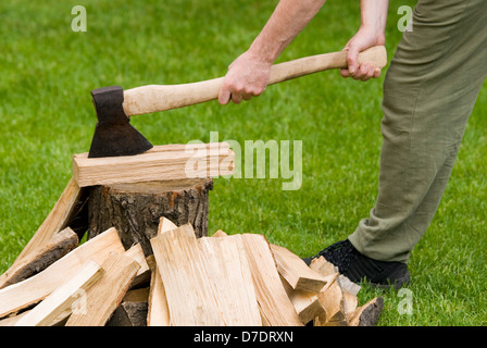 Bauer mit Brennholz Stockfoto