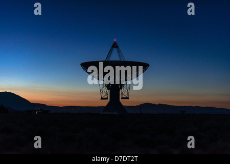 Radio-Antenne in Big Pine, betrieben von der California Institute of Technology. Stockfoto