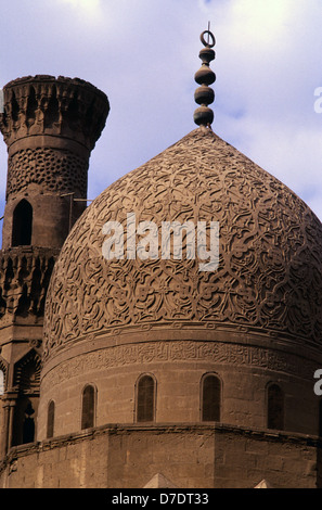 Muqarnas arabesken Schnitzereien des Mausoleums und Moschee von Sultan al-Ashraf Qaitbay Qaytbay oder in die Stadt der Toten oder Kairo Nekropole im südöstlichen Kairo, Ägypten. Stockfoto