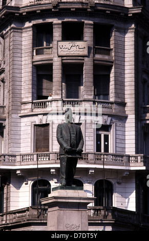 Statue von Talaat Harb, einem führenden Ägyptischen Wirtschaftswissenschaftler und Gründer der Banque Misr in Midan Talaat Harb Square in Downtown Kairo Ägypten Stockfoto