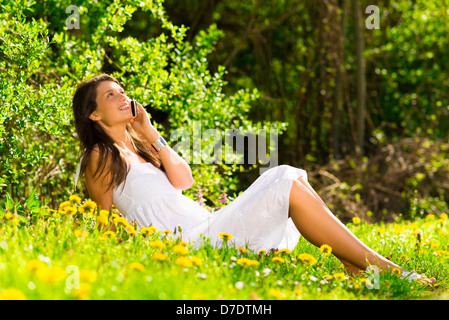 Closeup Portrait einer netten jungen Frau sprechen auf dem Handy Stockfoto