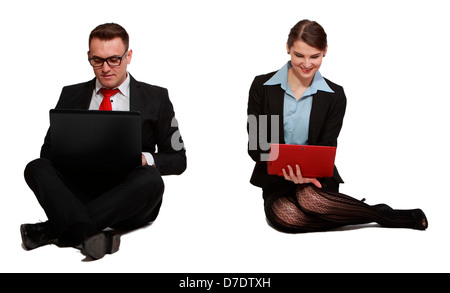 Junges Unternehmen paar Arbeiten auf Laptops beim Sitzen vor einem weißen Hintergrund. Stockfoto