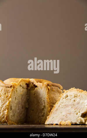 Melton Mowbray Pork Pie Flachschuss geschnitten Stockfoto