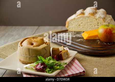 Melton Mowbray Pork Pie Pflüger Mittagessen Stockfoto